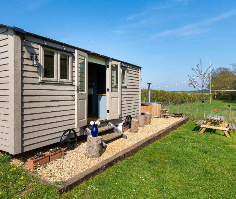 Old King William Shepherd Huts And Private Hot Tubs In North Norfolk Hunworth Exterior photo